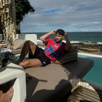 Pedro Sampaio curte feriado discretamente em beach club de Salvador