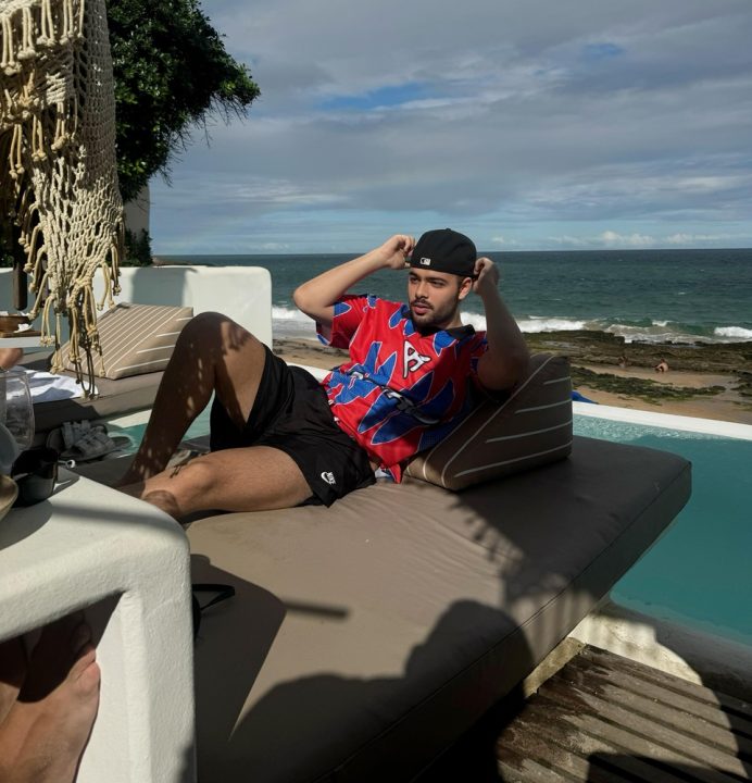 Pedro Sampaio curte feriado discretamente em beach club de Salvador