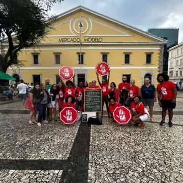 “Rua Sinalizada”: projeto leva histórias baianas em Libras para janelas do Centro de Salvador