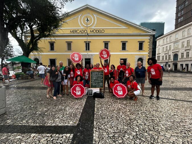 “Rua Sinalizada”: projeto leva histórias baianas em Libras para janelas do Centro de Salvador