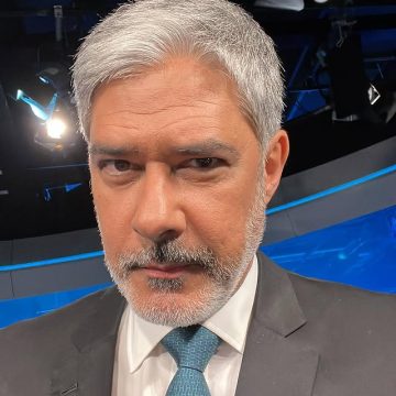 William Bonner diverte público ao mostrar novo integrante da família