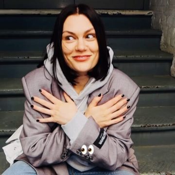 Com câncer de mama, Jessie J passa por procedimento e comemora: “Não se espalhou”