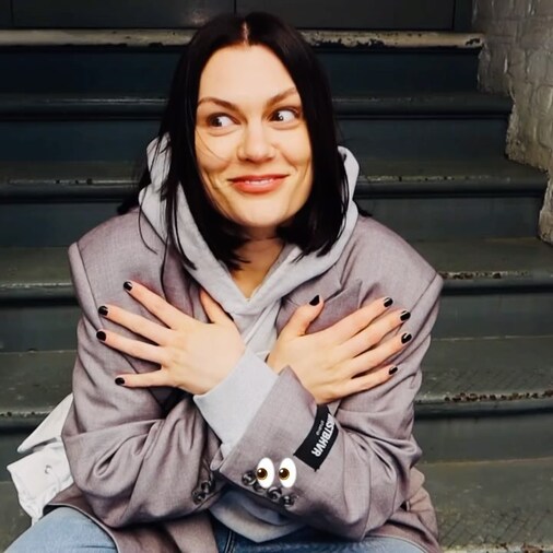Com câncer de mama, Jessie J passa por procedimento e comemora: “Não se espalhou”