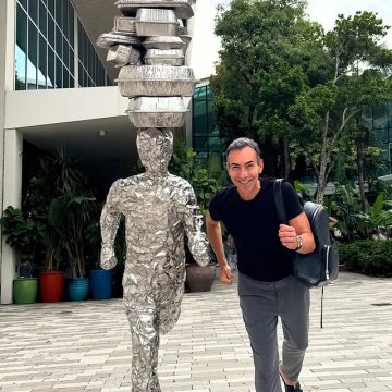 De férias nos EUA, César Tralli compartilha clique divertido ao lado de uma estátua inusitada