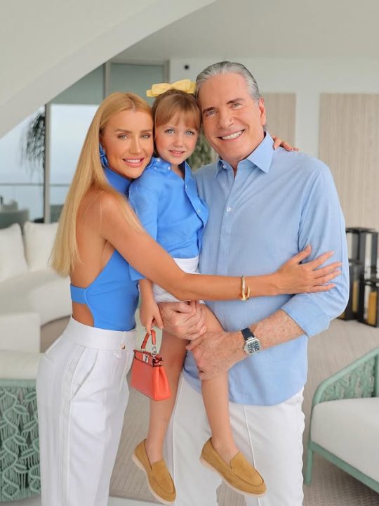 Em Miami, Ana Paula Siebert e Roberto Justus encantam ao combinar looks com a filha Vicky