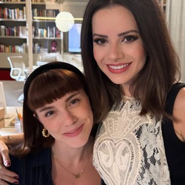 Alice Wegmann diverte ao recriar foto de infância com Sandy; veja