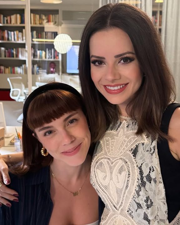 Alice Wegmann diverte ao recriar foto de infância com Sandy; veja