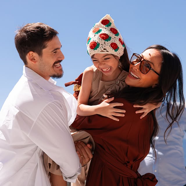 Nicolas Prattes abre álbum de fotos de viagem especial com Sabrina Sato e Zoe: “Minha família”