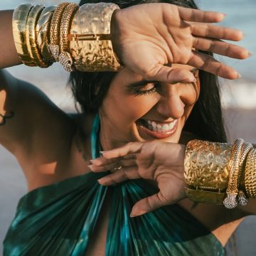 Grávida e vestida de sereia, Carol Peixinho compartilha novos registros de seu ensaio na praia