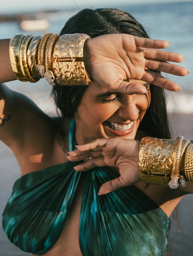 Grávida e vestida de sereia, Carol Peixinho compartilha novos registros de seu ensaio na praia