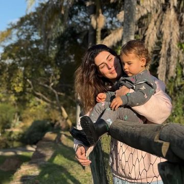 Fernanda Paes Leme se diverte com reação da filha ao brincar com sapo; veja