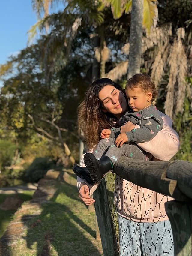 Fernanda Paes Leme se diverte com reação da filha ao brincar com sapo; veja