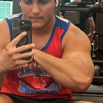 Marcelo Sangalo exibe braço musculoso durante treino na academia e impressiona; veja