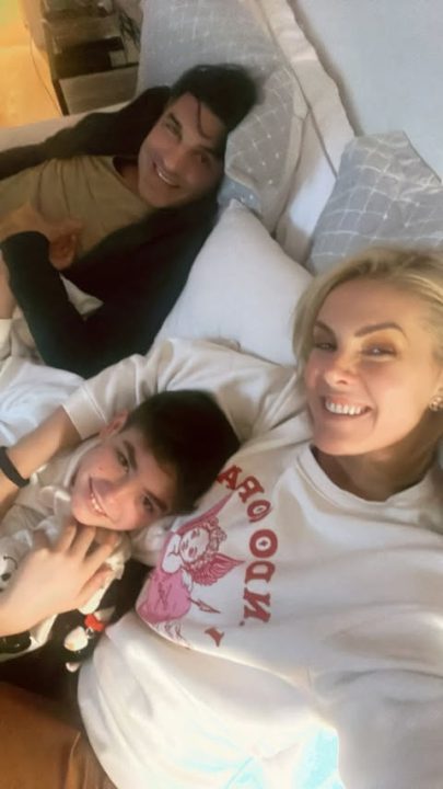 Ana Hickmann compartilha momento de carinho com Edu Guedes e o filho