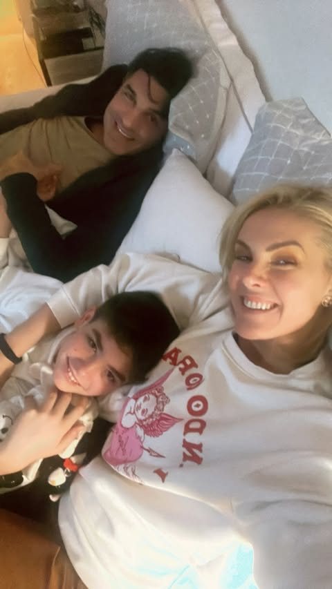 Ana Hickmann compartilha momento de carinho com Edu Guedes e o filho