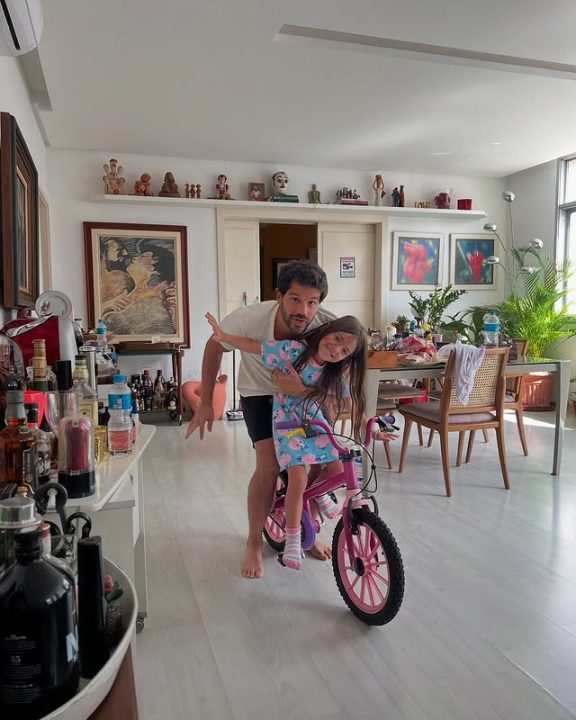 Duda Nagle se despede da temporada de férias com a filha Zoe