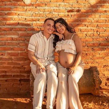 Grávida, Ary Mirelle compartilha novos cliques românticos com João Gomes: “Papai dos meninos”