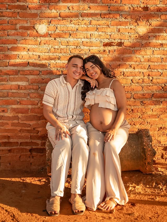 Grávida, Ary Mirelle compartilha novos cliques românticos com João Gomes: “Papai dos meninos”