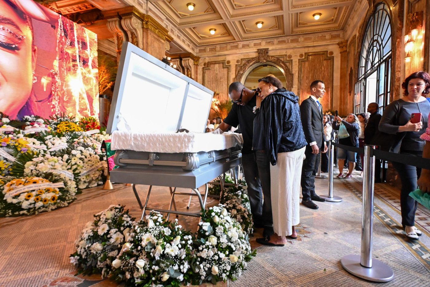 Velório de Preta Gil reúne fãs, amigos e familiares no Theatro Municipal do Rio