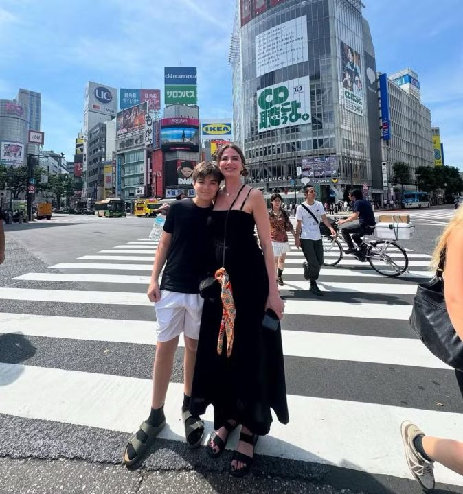 Luciana Gimenez abre álbum de viagem ao Japão com o filho mais novo