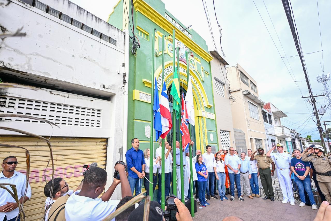 Hasteamento das bandeiras no cortejo do 2 de Julho