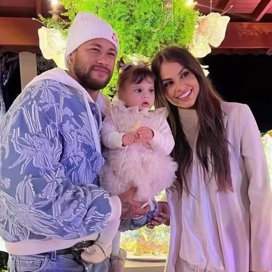 Neymar e Amanda Kimberlly posam juntos com a filha, Helena, em registro inédito de festa