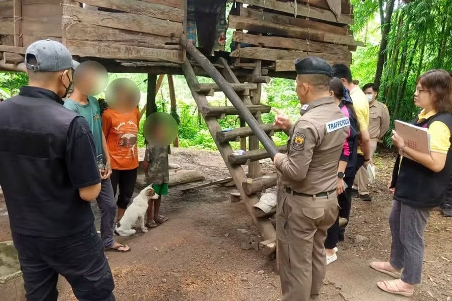 Mogli? Menino criado com cães é resgatado na Tailândia após viver isolado e só se comunicar latindo
