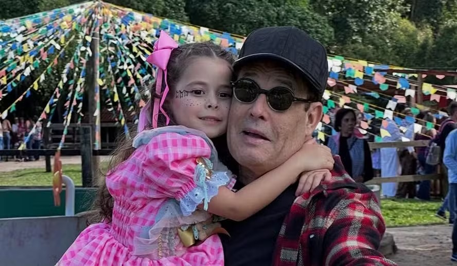 Sérgio Mallandro curte festa com a neta pela primeira vez: ‘Minha princesa’
