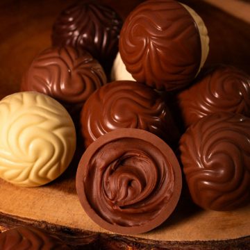 É hoje! Cacau Show distribui 1 milhão de trufas de graça