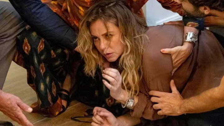 Heleninha vai ao fundo do poço por conta da bebida em ‘Vale tudo’: ‘Não tem cura’