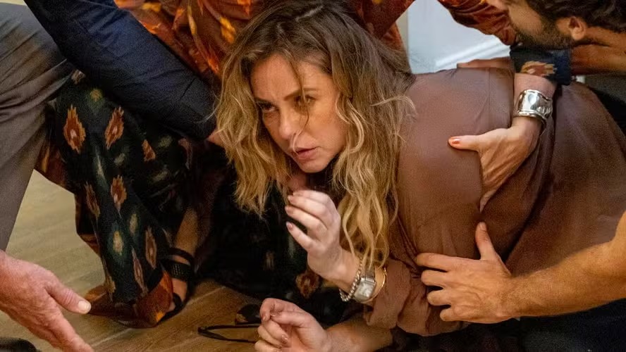 Heleninha vai ao fundo do poço por conta da bebida em ‘Vale tudo’: ‘Não tem cura’