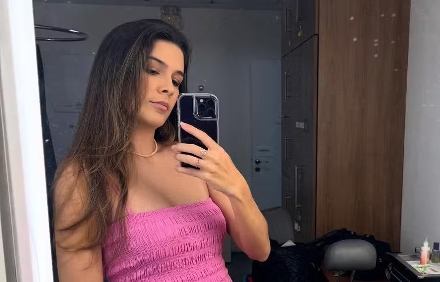 Narradora da Globo Renata Silveira exibe barrigão da gravidez