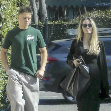 Caçula de Angelina Jolie e Brad Pitt passeia com a mãe em Los Angeles