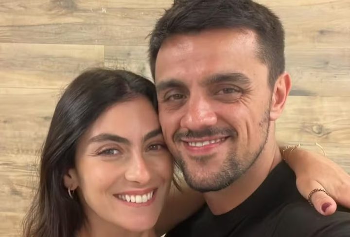 Felipe Simas diz sentir orgulho da esposa ‘por abrir mão da profissão para construir uma família unida’