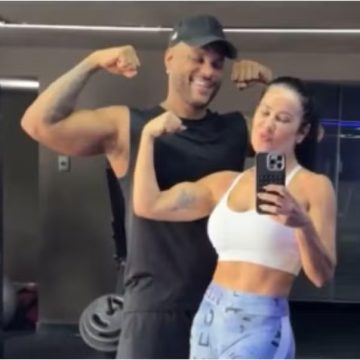 Scheila Carvalho exibe músculos ao lado de Tony Salles após treino