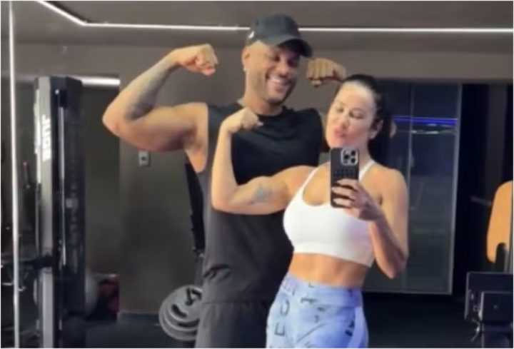 Scheila Carvalho exibe músculos ao lado de Tony Salles após treino
