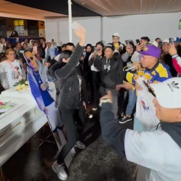 Viúva viraliza ao rebolar em velório diante de imagem em tamanho real do marido falecido