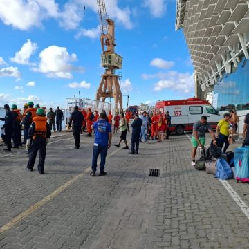 Primeiros passageiros resgatados de catamarã passam por triagem em Salvador