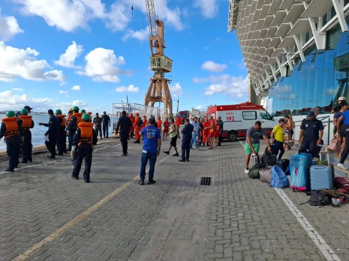 Primeiros passageiros resgatados de catamarã passam por triagem em Salvador