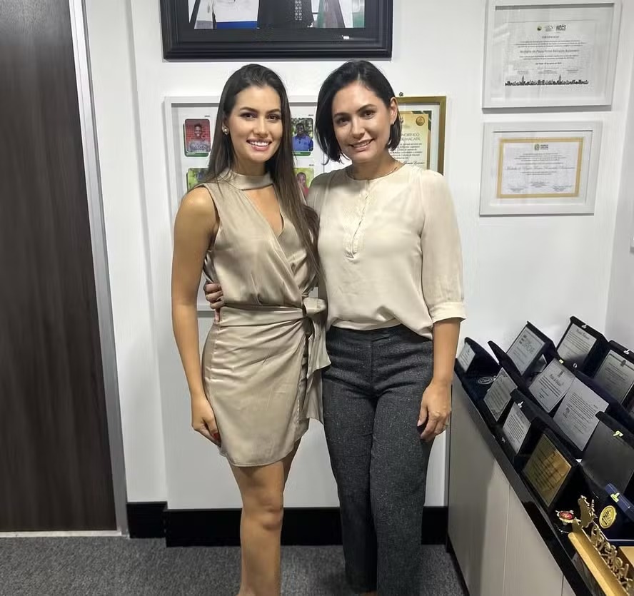 Esposa miss de Amado Batista divide opiniões ao posar com Michelle Bolsonaro: ‘Eterna primeira-dama’