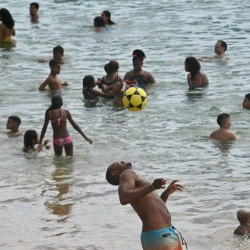 Confusão no Porto da Barra: Banhistas e jogadores de futevôlei disputam espaço na praia