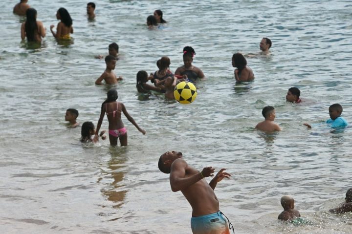 Confusão no Porto da Barra: Banhistas e jogadores de futevôlei disputam espaço na praia