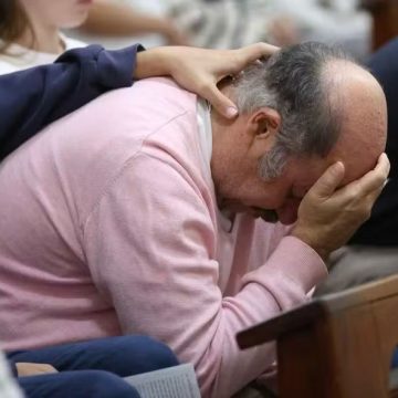 Otávio Muller surge abatido durante missa em homenagem à ex-mulher, Preta Gil
