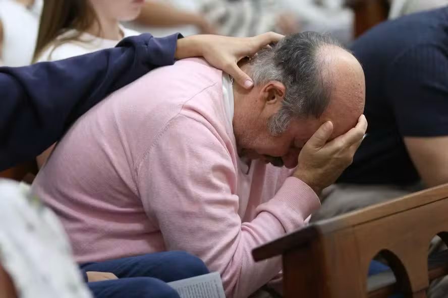 Otávio Muller surge abatido durante missa em homenagem à ex-mulher, Preta Gil