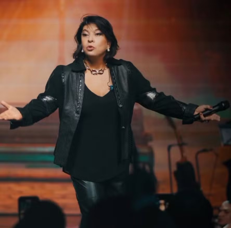 Roberta Miranda perde a paciência e xinga homem em show após ser insultada