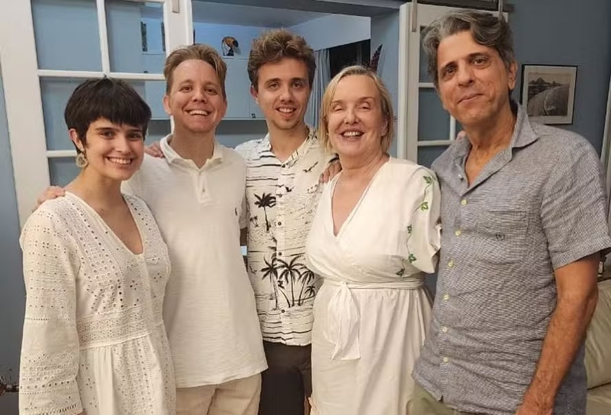 Filha de Tadeu Schmidt anuncia morte da sogra e emociona amigos