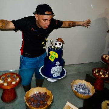 João Gomes comemora aniversário com bolo temático em homenagem a Neymar