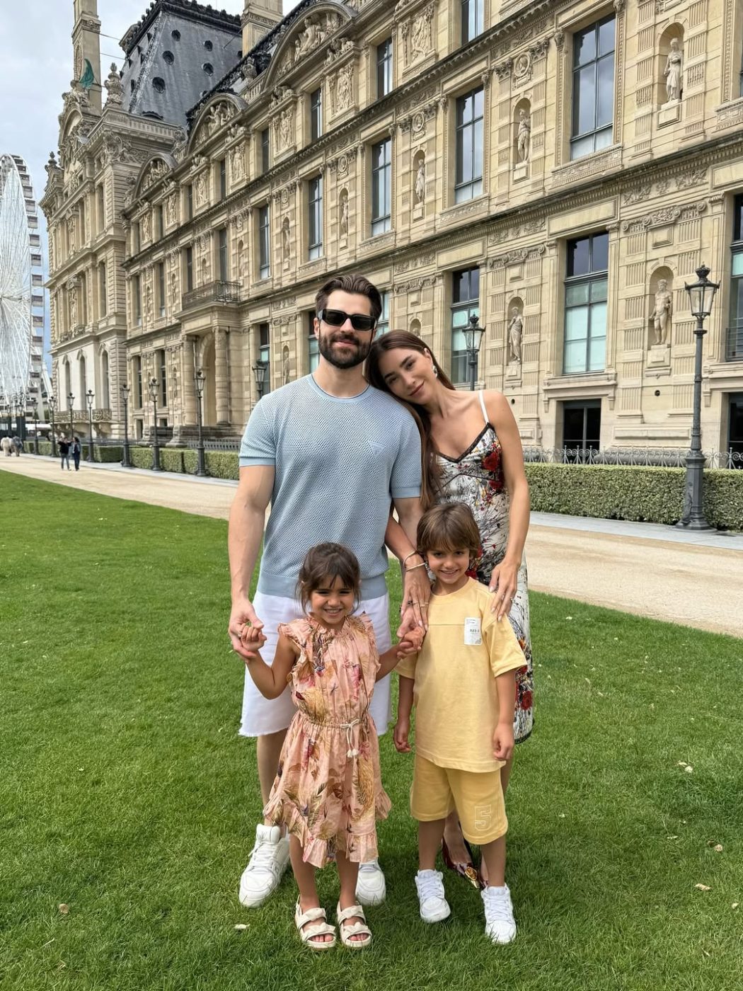 Alok curte viagem a Paris com a família; veja fotos