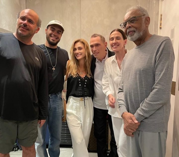 Amiga de infância de Preta Gil, Amora Mautner visita Gilberto Gil após velório da cantora