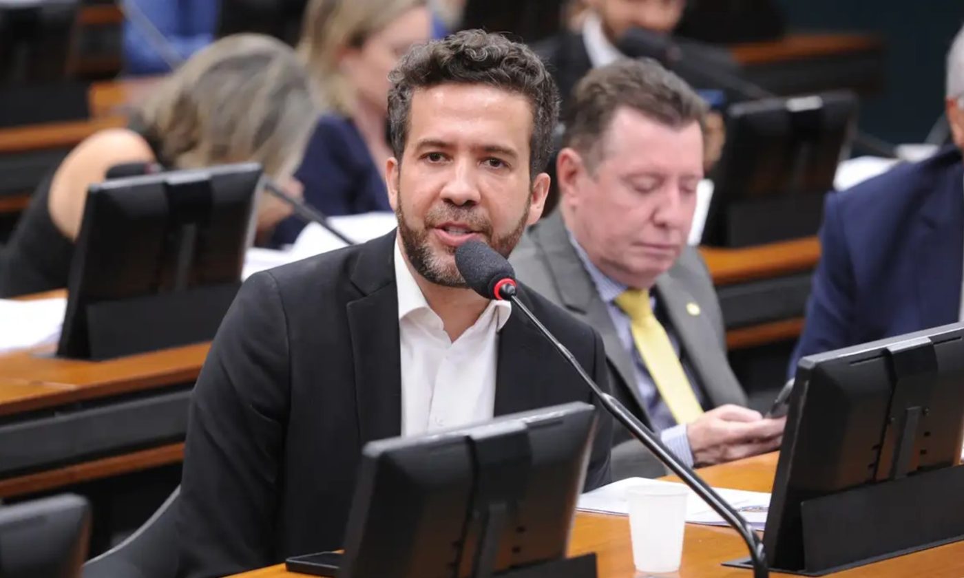 Câmara suspende André Janones após provocação a Nikolas Ferreira